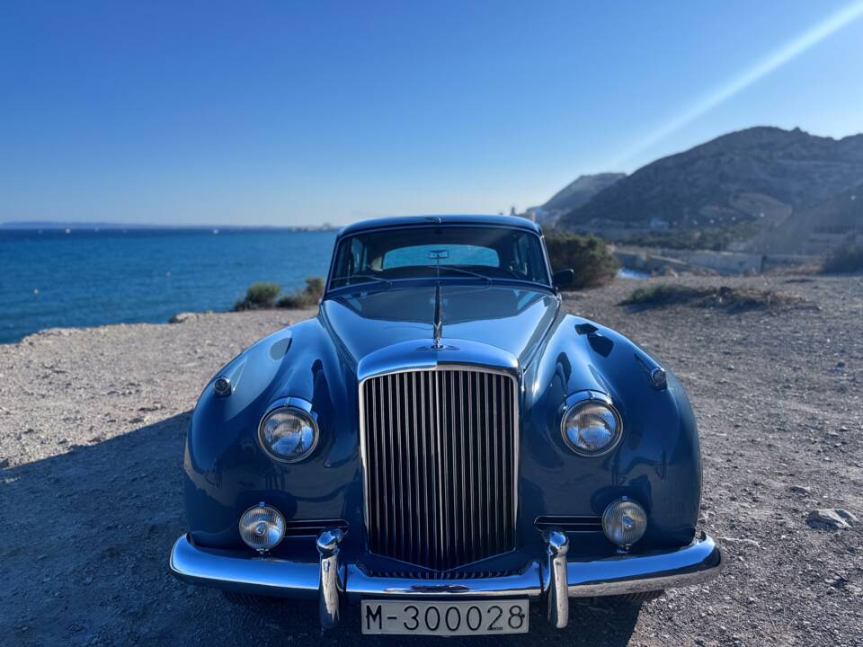 Image 3/46 of Bentley S 2 (1961)