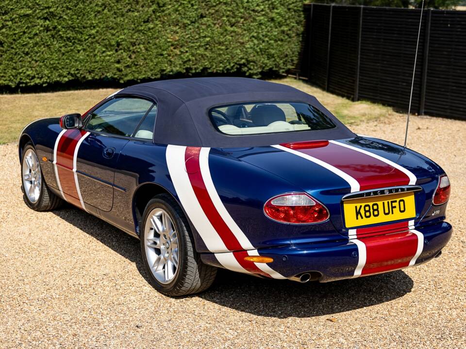 Immagine 15/42 di Jaguar XK8 4.0 (2001)