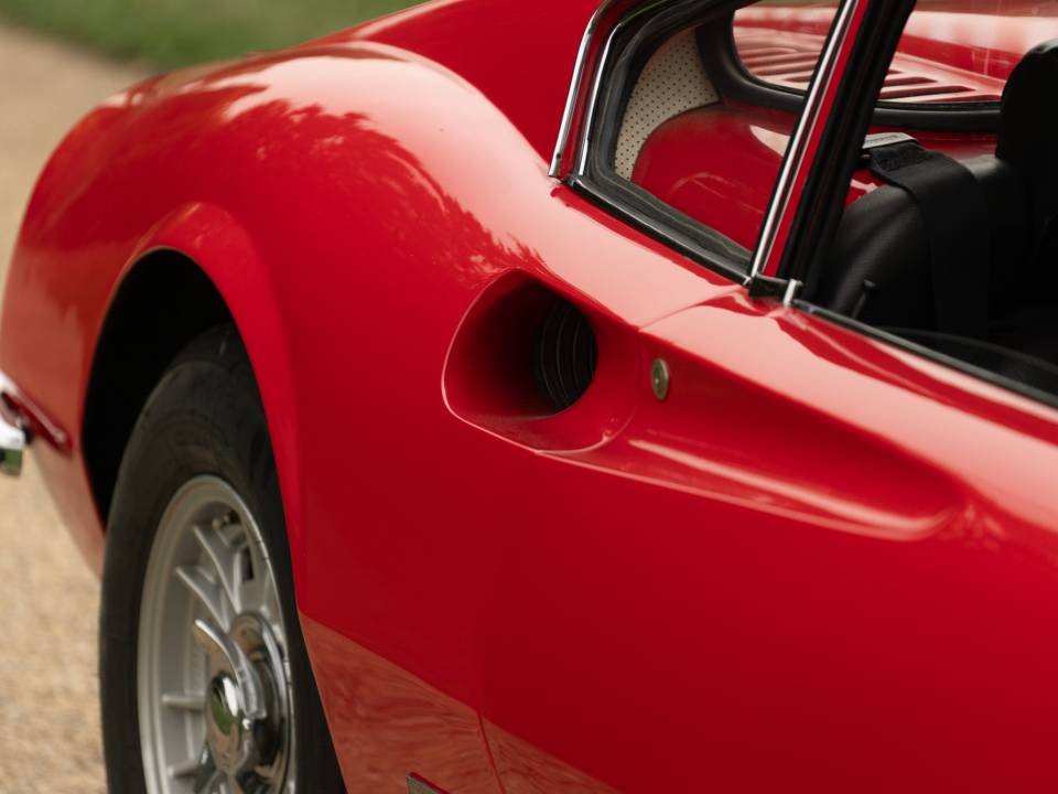 Image 12/50 de Ferrari Dino 246 GT (1970)