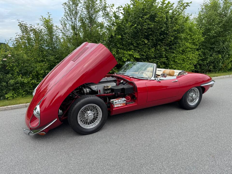 Image 27/35 of Jaguar E-Type (1969)