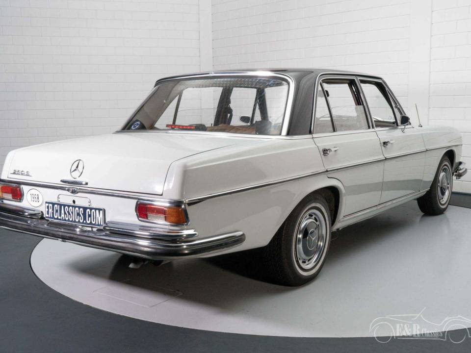 Image 12/19 of Mercedes-Benz 250 S (1968)