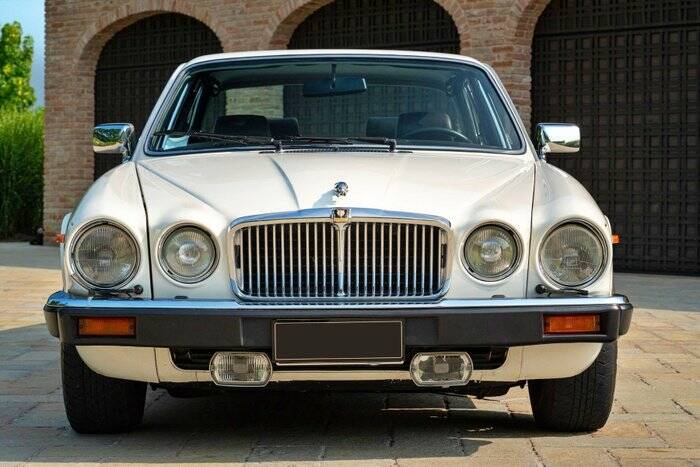 Image 4/7 of Jaguar XJ 6 4.2 (1982)