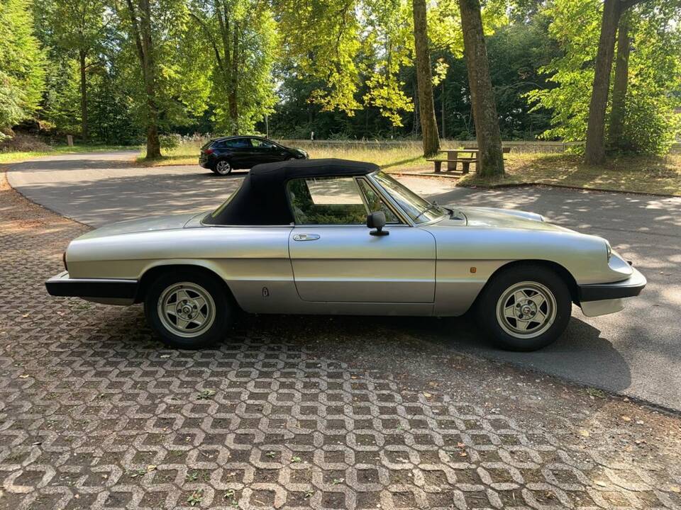 Image 8/8 de Alfa Romeo 2.0 Spider (1984)