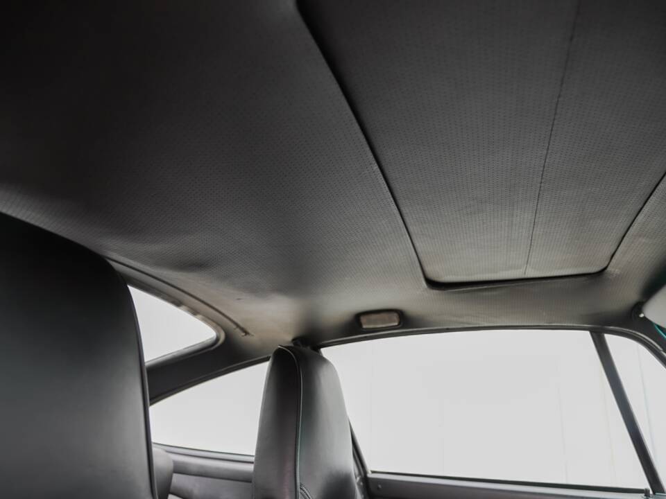 Image 44/108 de Porsche 911 Carrera 3.2 (1989)