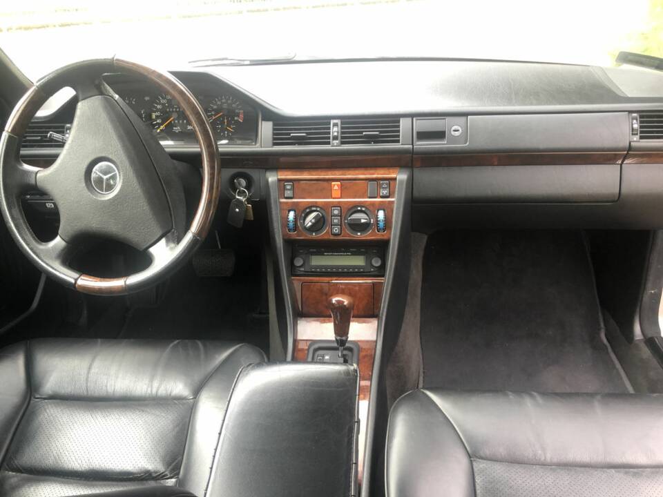 Image 2/8 of Mercedes-Benz 300 CE (1992)