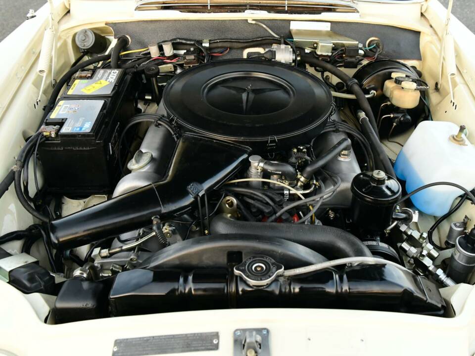 Image 26/50 of Mercedes-Benz 280 SE 3,5 (1971)
