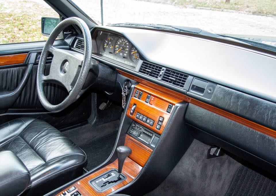 Bild 18/25 von Mercedes-Benz 300 E-24 (1991)