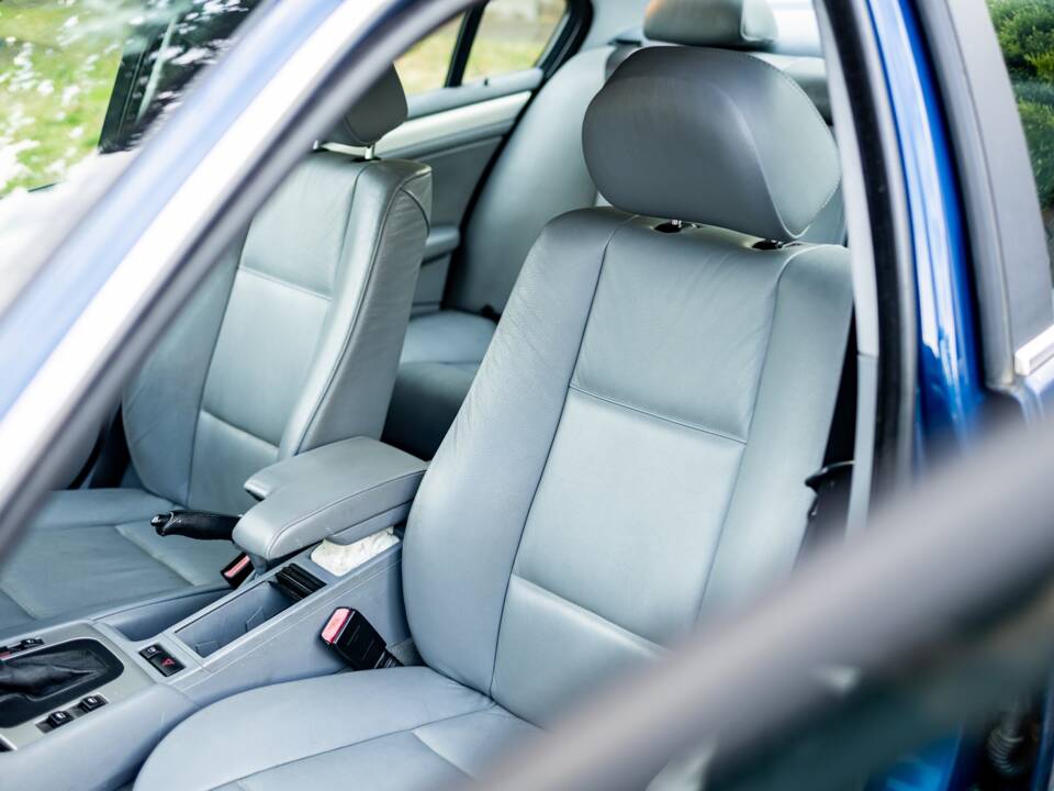 Image 36/38 of BMW 325i (2002)