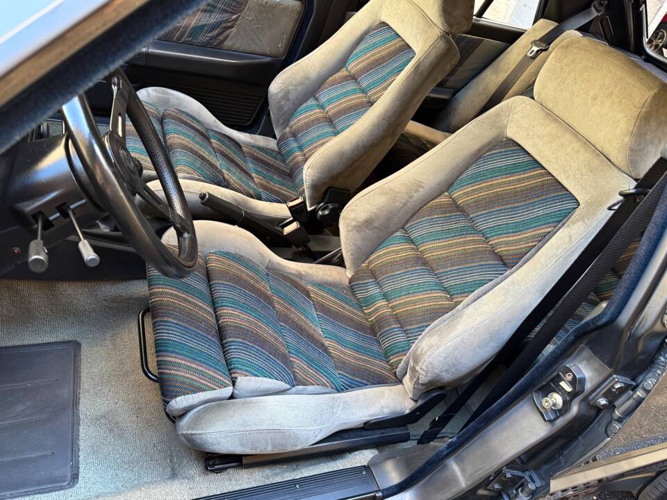 Image 23/35 of Lancia Delta HF Integrale 16V (1990)