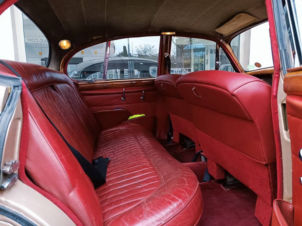 Image 26/34 of Jaguar Mk II 2.4 (1967)
