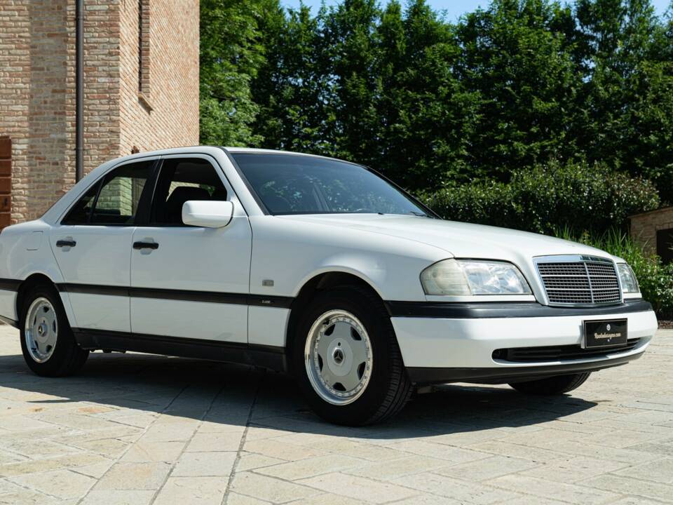 Immagine 2/50 di Mercedes-Benz C 200 Kompressor (1996)
