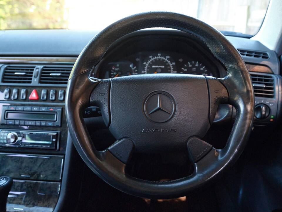Immagine 44/50 di Mercedes-Benz E 55 AMG (1999)