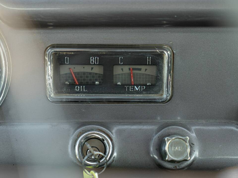 Image 47/50 of Dodge Coronet "Red Ram" (1953)