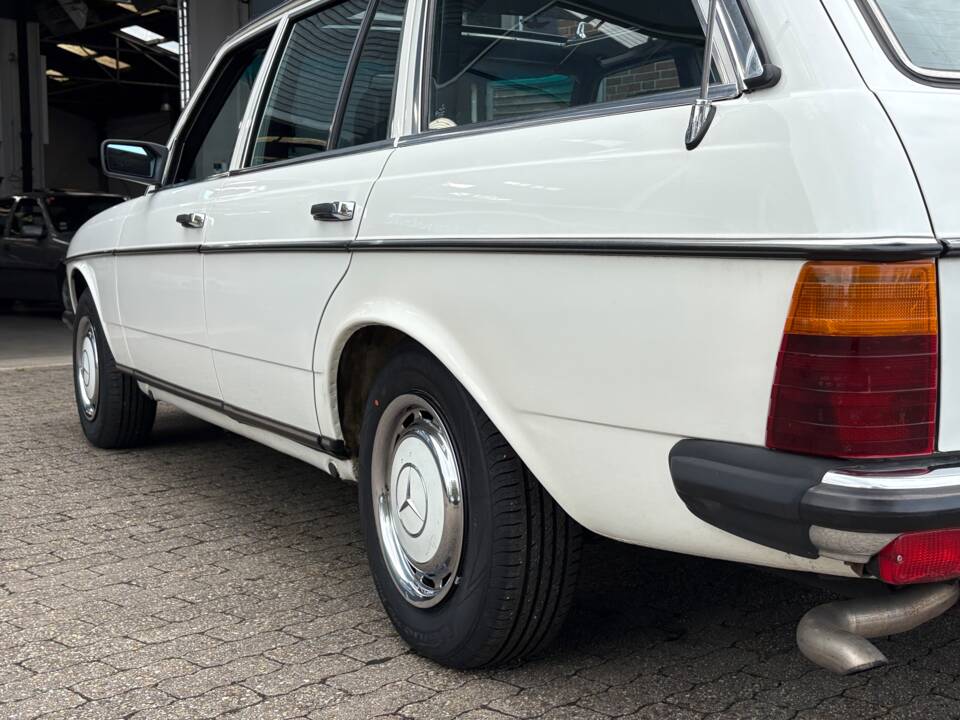 Image 11/66 of Mercedes-Benz 200 T (1984)