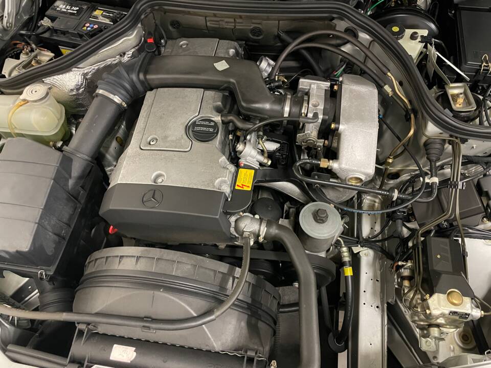 Immagine 18/32 di Mercedes-Benz E 200 (1994)