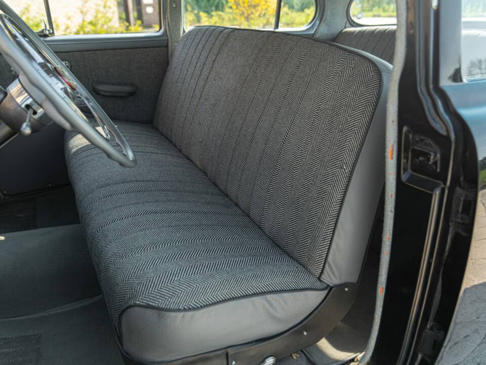 Image 32/50 of Dodge Coronet "Red Ram" (1953)