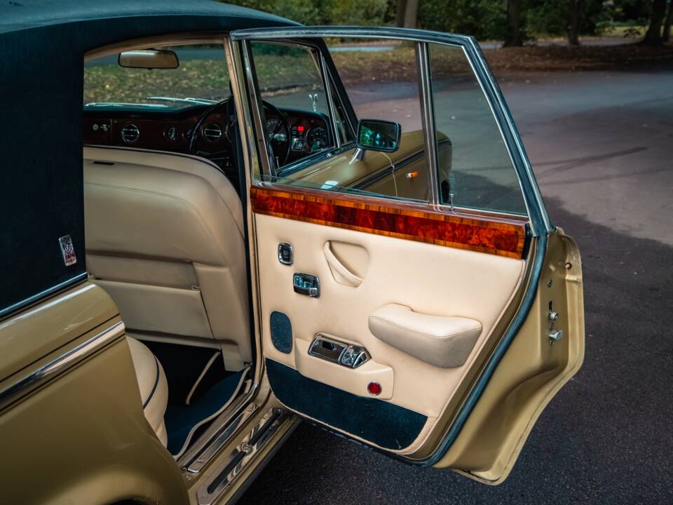 Image 21/36 de Rolls-Royce Silver Shadow II (1980)