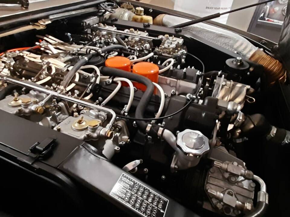 Image 18/21 de Ferrari 365 GT4 2+2 (1973)
