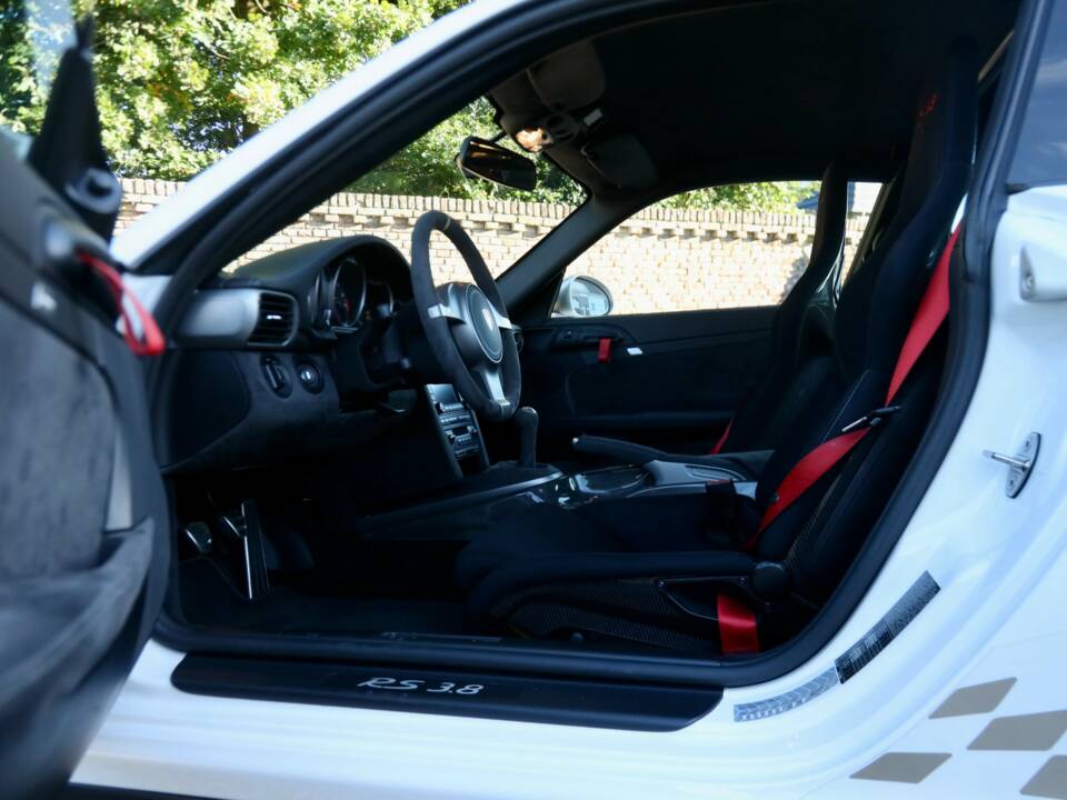 Image 39/50 de Porsche 911 GT3 RS (2010)