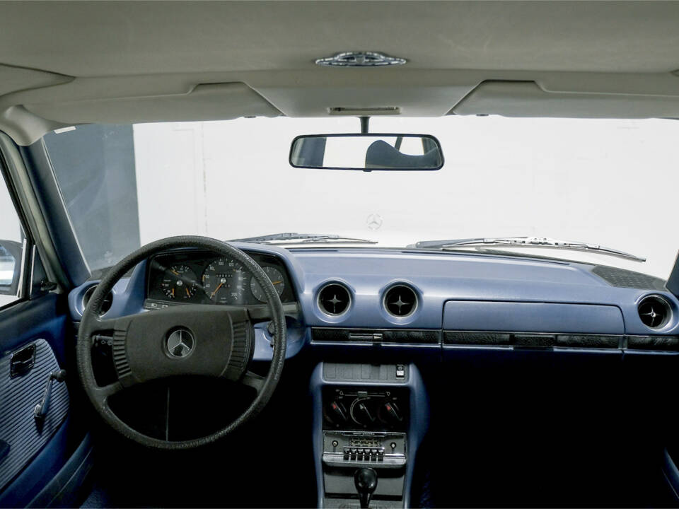 Image 19/27 de Mercedes-Benz 230 (1977)