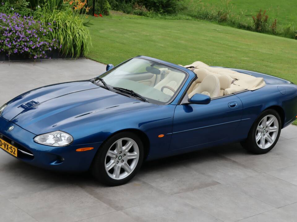 Image 45/50 de Jaguar XK8 4.0 (1997)