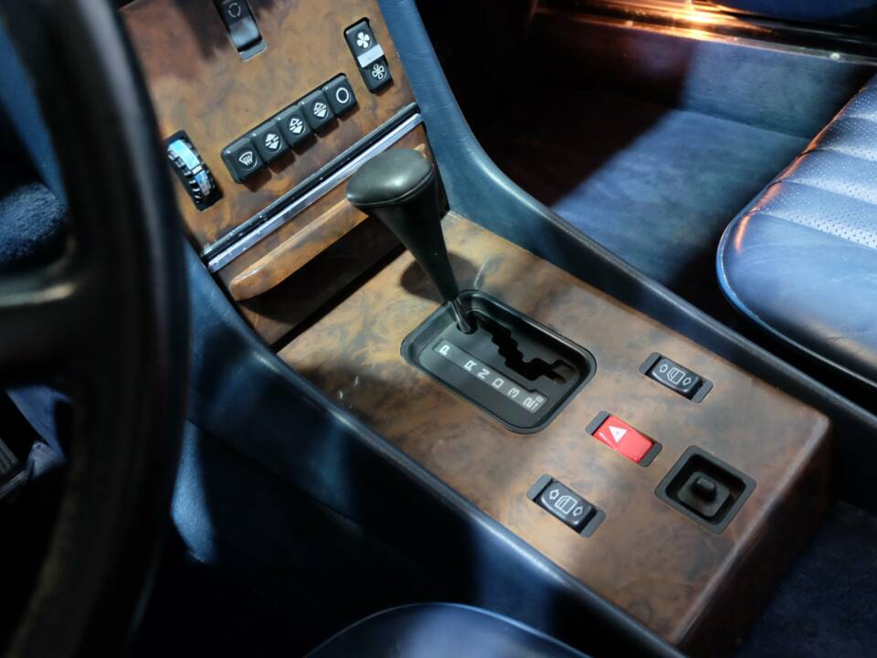 Image 15/42 de Mercedes-Benz 560 SL (1988)