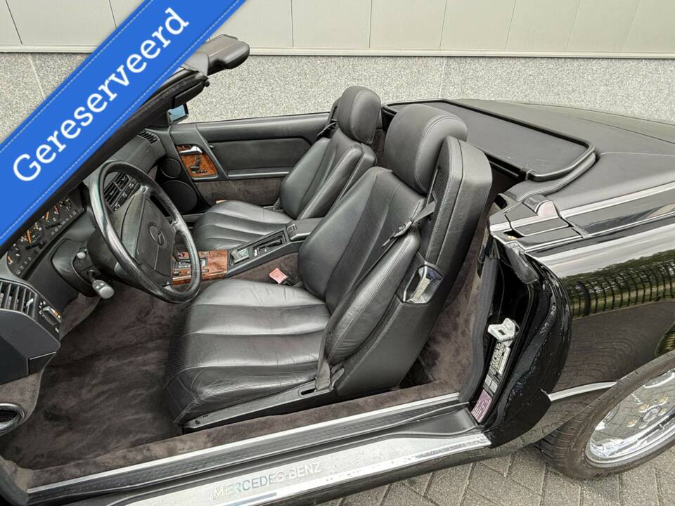 Image 24/50 of Mercedes-Benz 500 SL (1991)