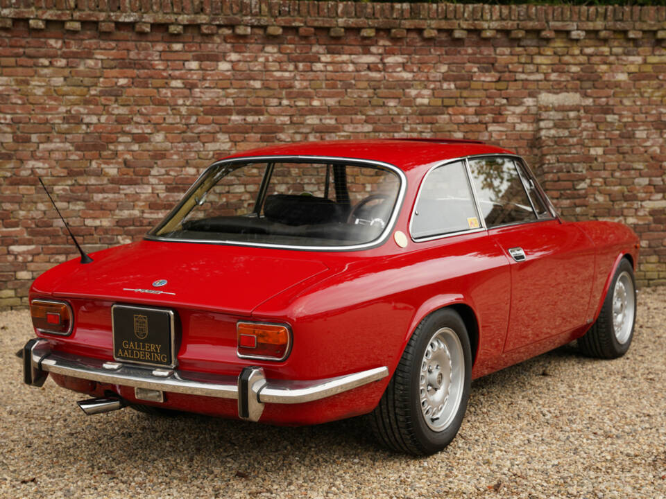 Image 2/50 de Alfa Romeo 1750 GT Veloce (1971)