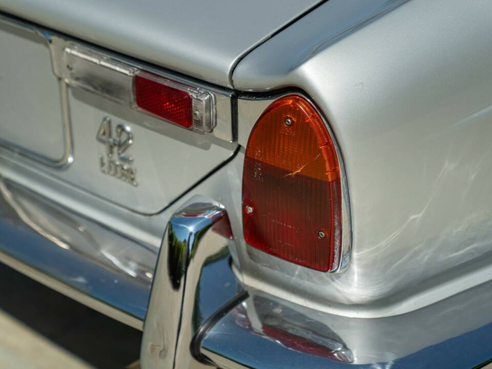 Image 25/50 of Jaguar XJ 6 4.2 (1970)