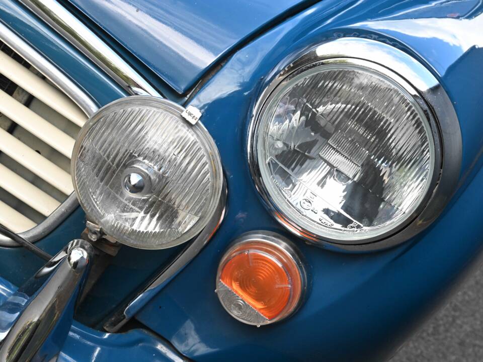 Image 29/37 of Morris Minor 1000 Traveller (1971)