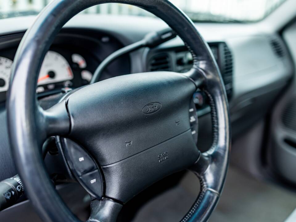 Image 35/50 of Ford F-150 SVT Lightning (2002)