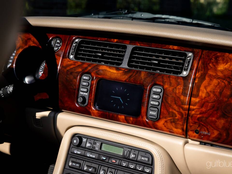Image 38/70 of Jaguar XKR (2004)