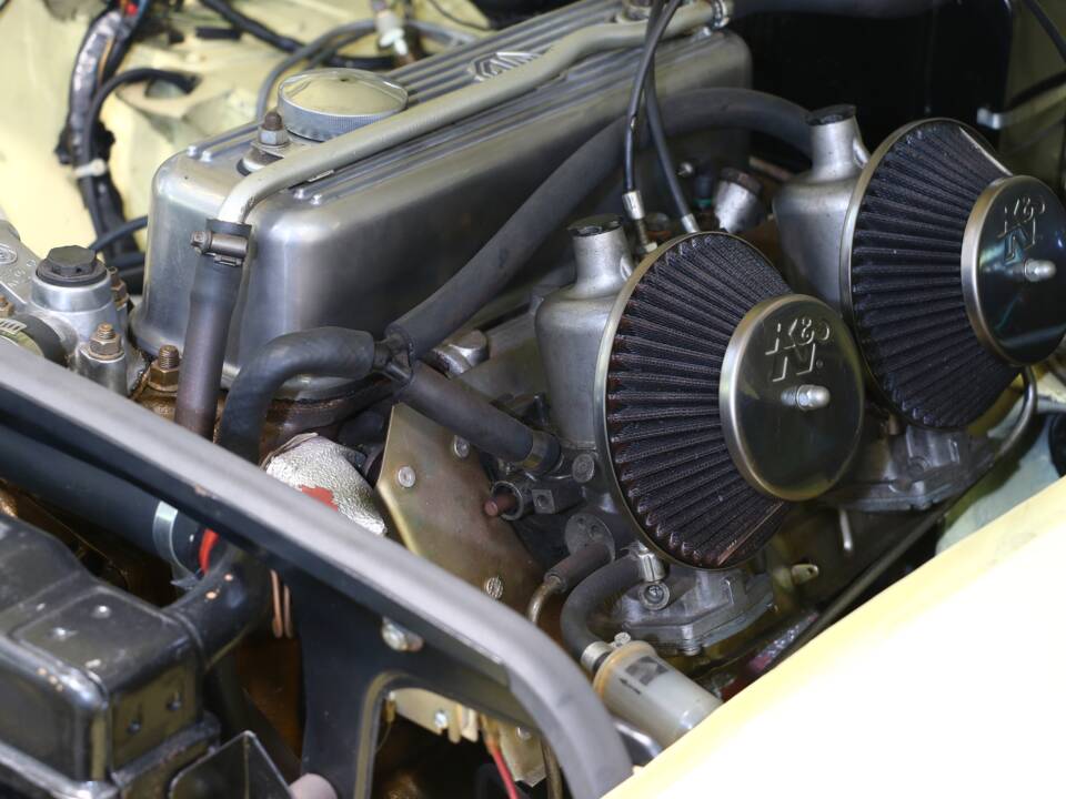 Bild 26/34 von MG MGB GT (1966)