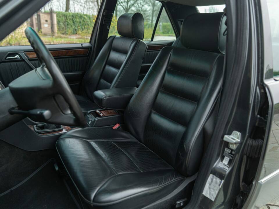 Image 22/49 of Mercedes-Benz 320 E (1993)