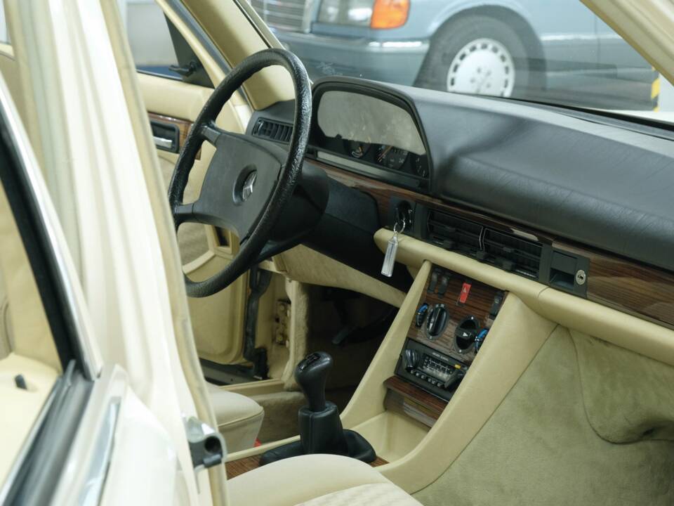 Bild 26/50 von Mercedes-Benz 280 S (1982)