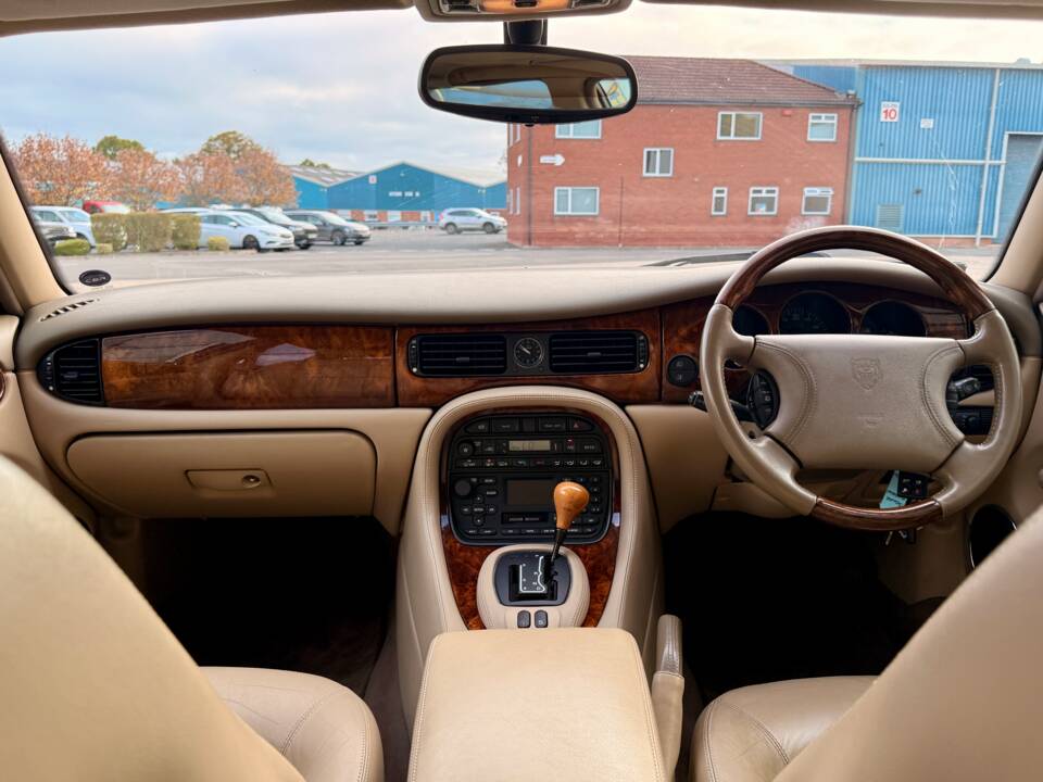 Bild 18/32 von Jaguar XJ 8 Sovereign (1999)