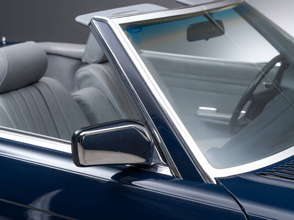 Image 18/24 of Mercedes-Benz 500 SL (1983)