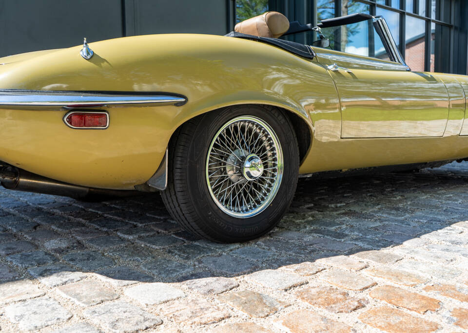 Image 17/31 de Jaguar E-Type V12 (1973)