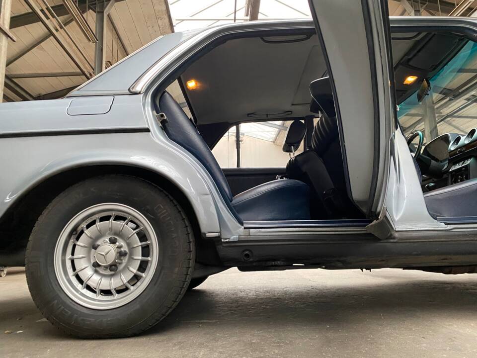 Image 17/19 of Mercedes-Benz 280 E (1981)