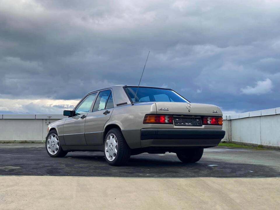 Afbeelding 7/12 van Mercedes-Benz 190 E 2.6 (1988)