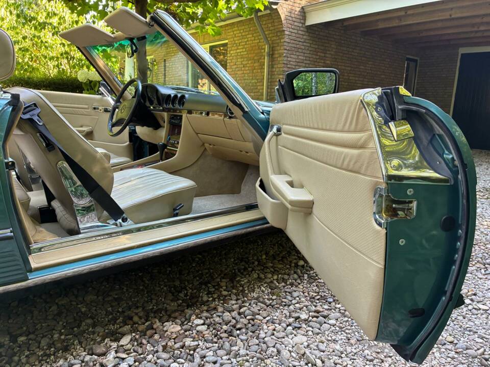 Image 19/30 of Mercedes-Benz 560 SL (1988)