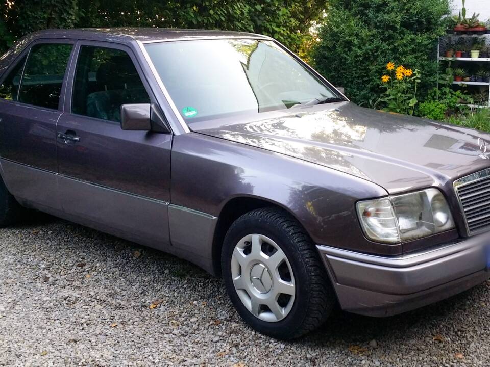 Mercedes-Benz E 200 W124 in Bornit Metallic – Außenansicht schräg von vorn