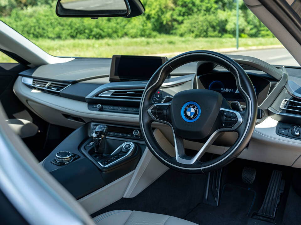 Image 14/33 of BMW i8 Coupé (2015)