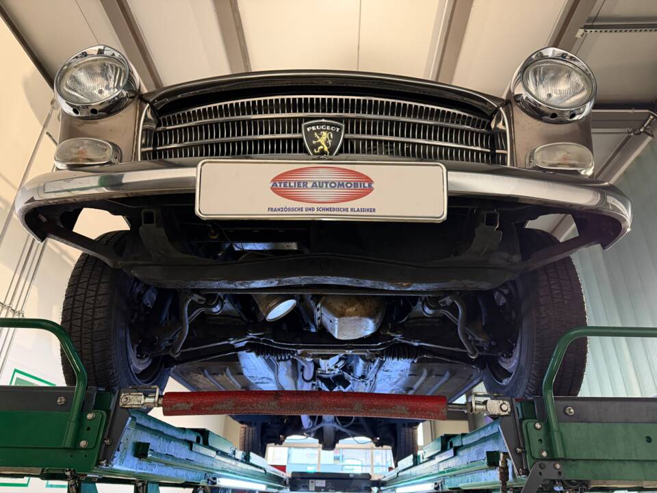 Image 35/40 of Peugeot 404 Break (1965)