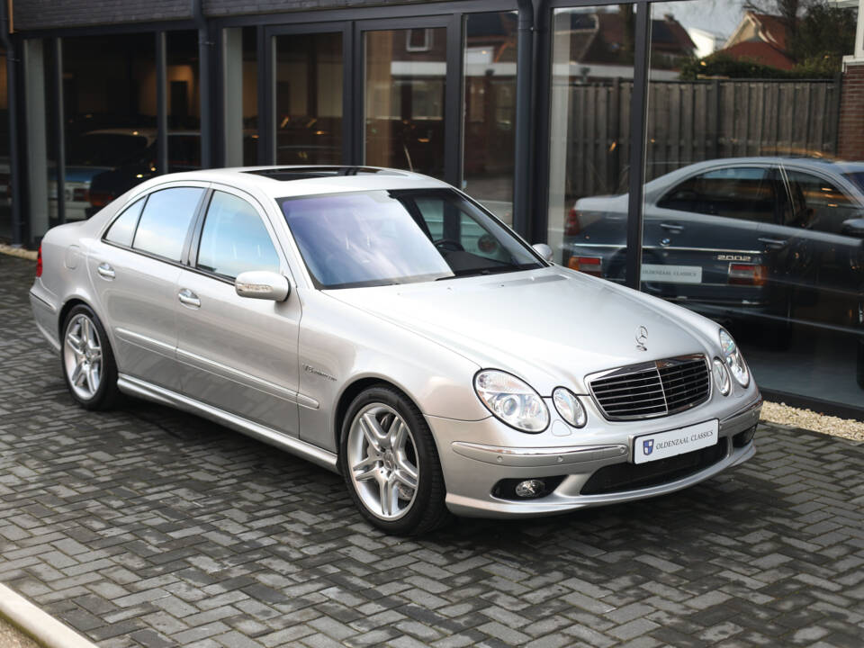 Image 2/84 de Mercedes-Benz E 55 AMG (2002)