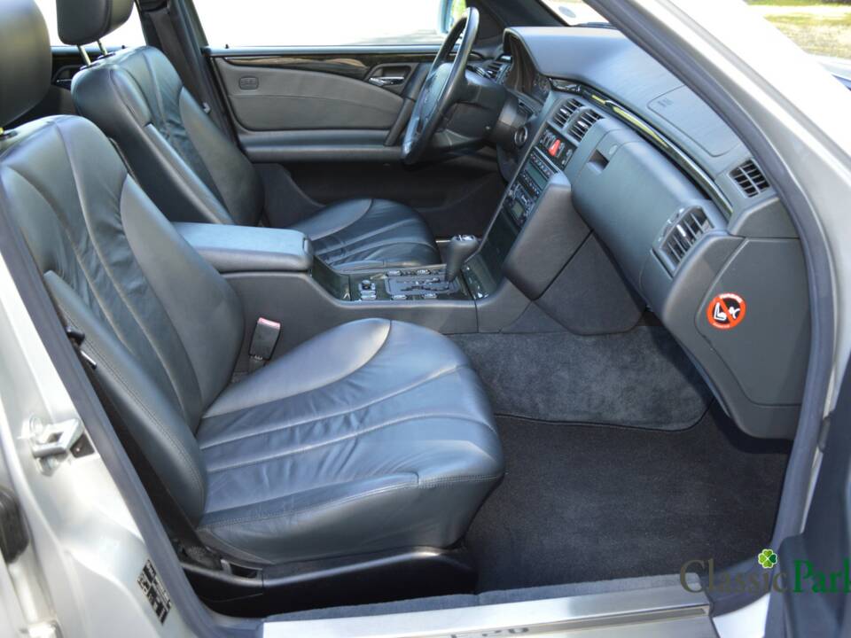 Image 24/50 de Mercedes-Benz E 50 AMG (1996)