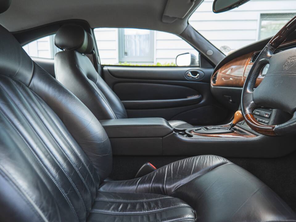 Imagen 29/50 de Jaguar XK8 4.0 (2000)
