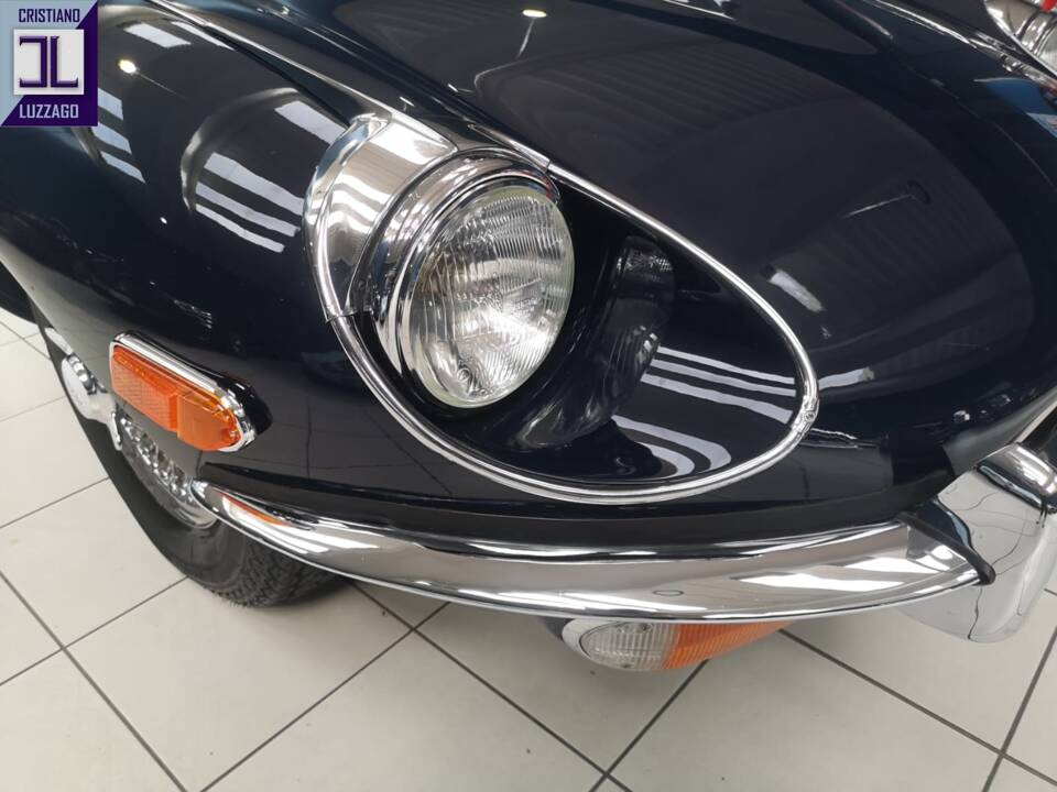 Image 30/49 de Jaguar E-Type (1970)