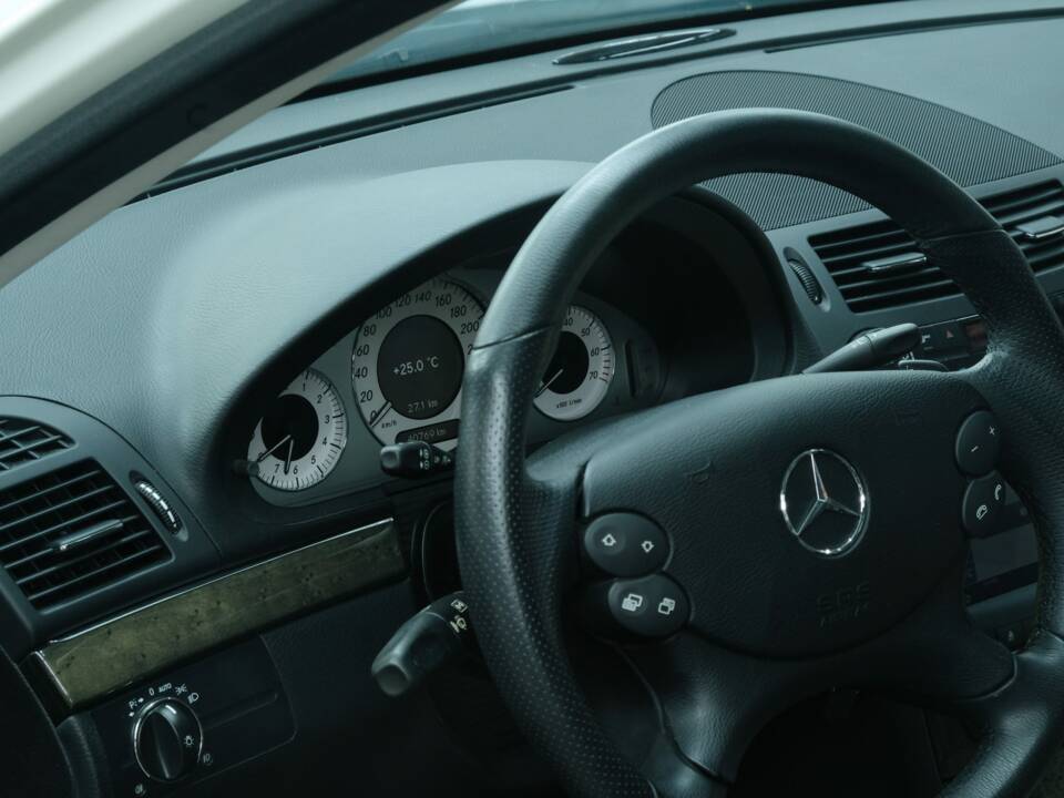 Bild 26/50 von Mercedes-Benz E 500 (2007)