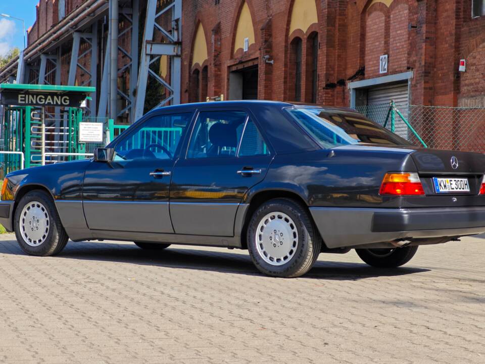 Bild 4/26 von Mercedes-Benz 300 E (1991)